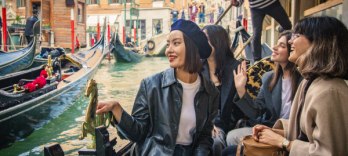 Gemeinsame Gondelfahrt bei Sonnenuntergang in Venedig